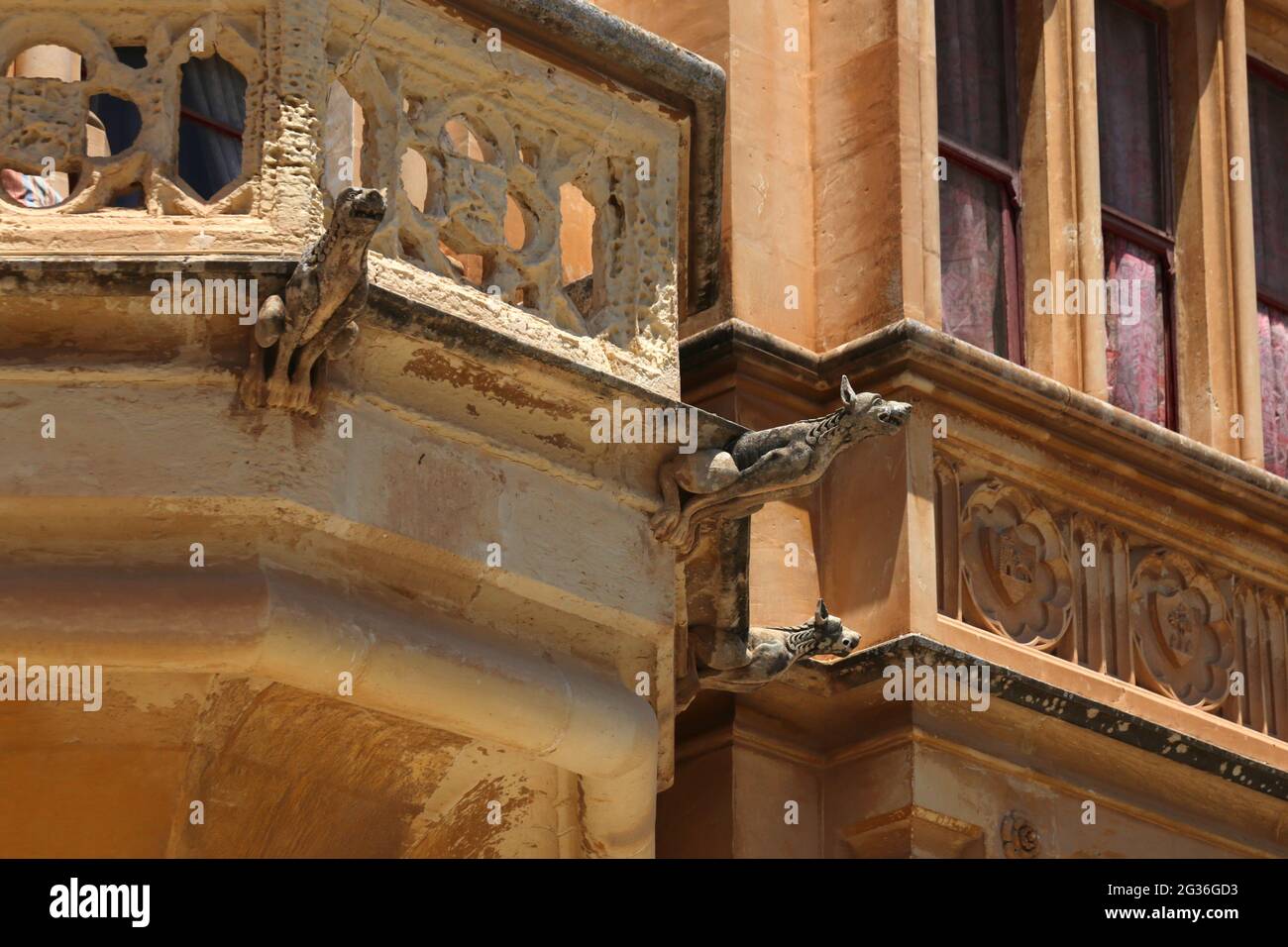 Mdina. Malta. Verwitterter steiniger Balkon mit Wasserspeiern in Form wilder Hunde. Stockfoto