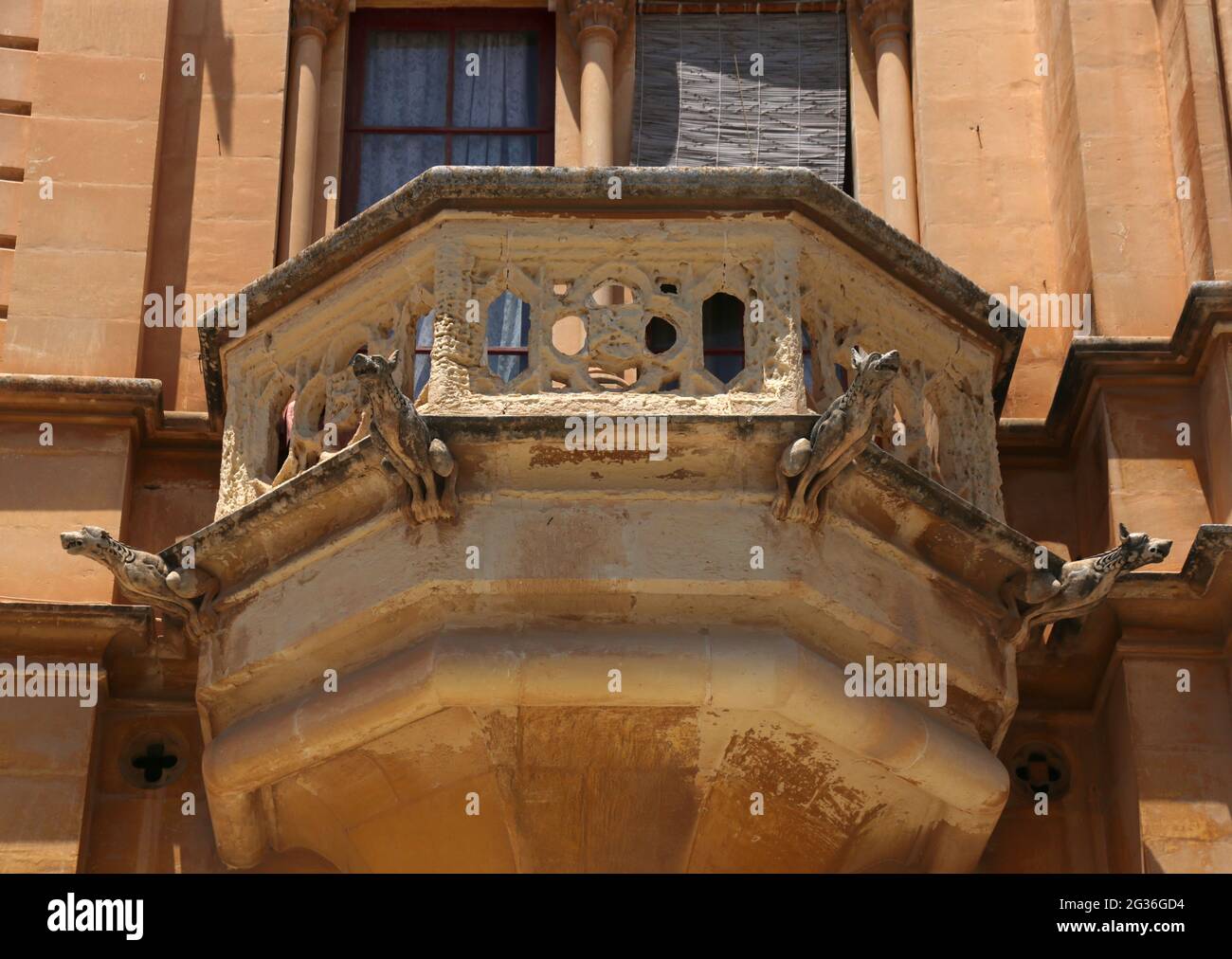 Mdina. Malta. Verwitterter steiniger Balkon mit Wasserspeiern in Form wilder Hunde. Stockfoto