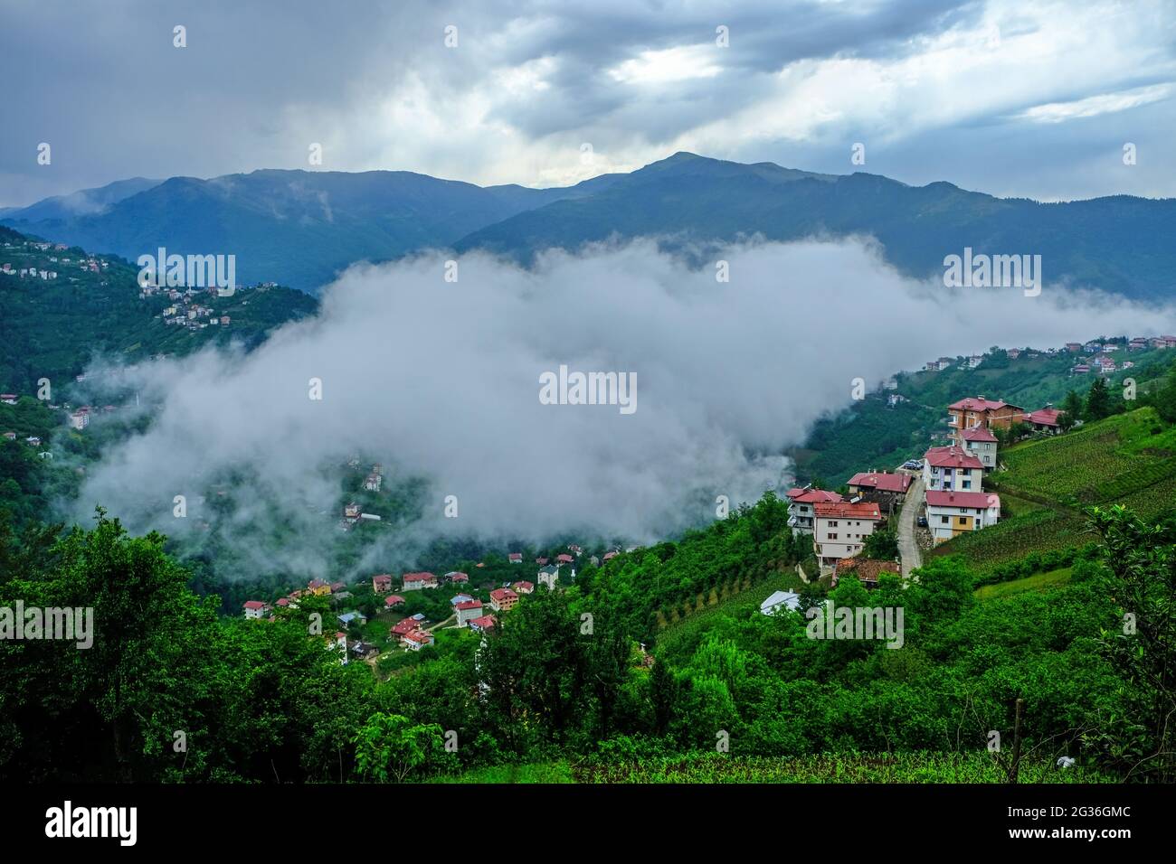 An diesen Hängen wurden die Dörfer im Kreis Çaykara von Trabzon gegründet, die abschüssiges und bergiges Land haben. Stockfoto