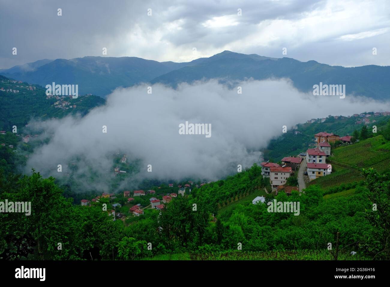 An diesen Hängen wurden die Dörfer im Kreis Çaykara von Trabzon gegründet, die abschüssiges und bergiges Land haben. Stockfoto