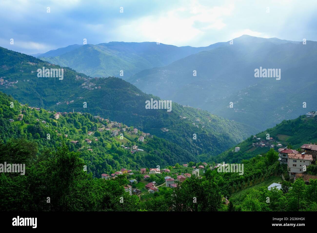 An diesen Hängen wurden die Dörfer im Kreis Çaykara von Trabzon gegründet, die abschüssiges und bergiges Land haben. Stockfoto