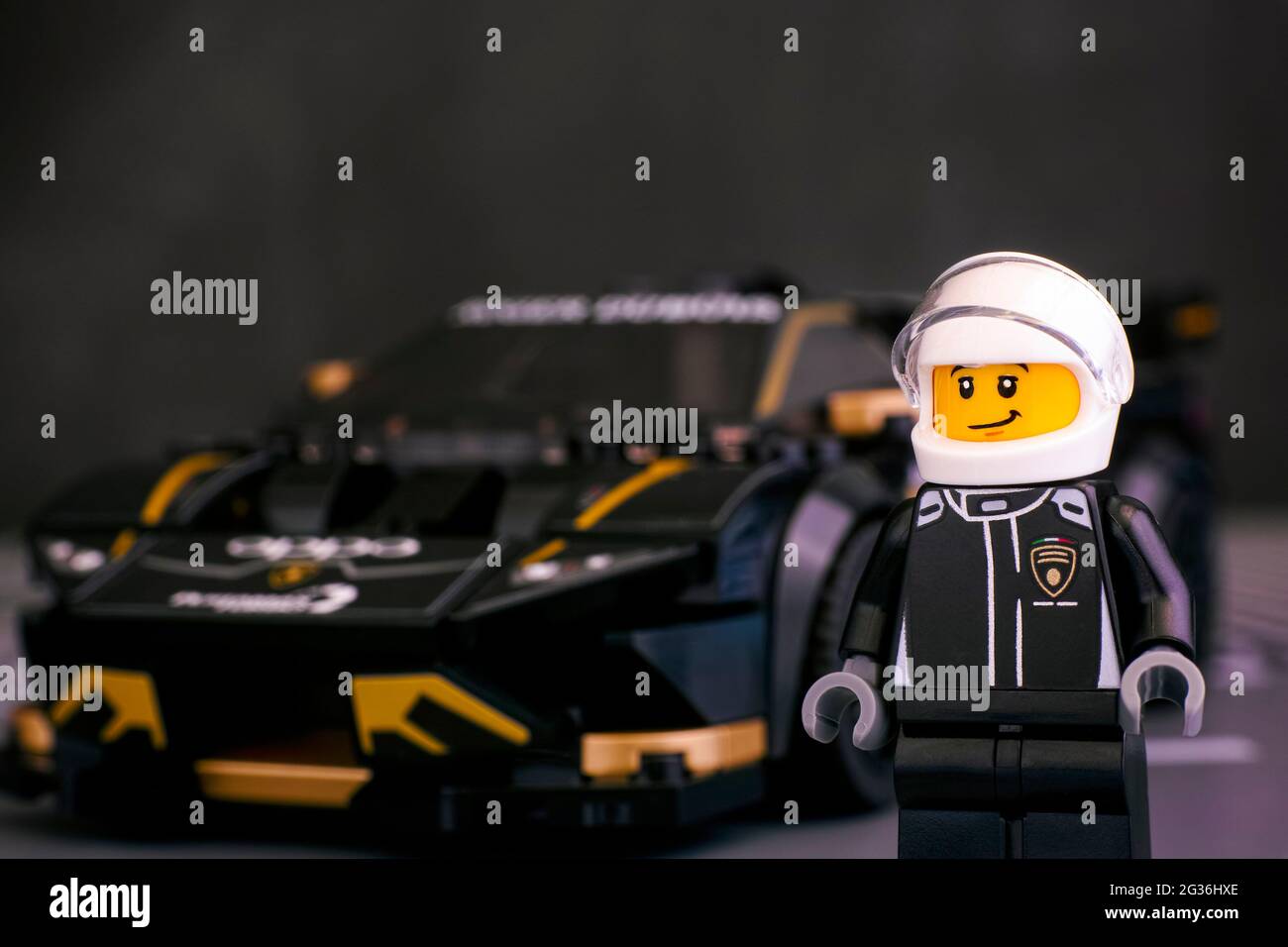 Tambow, Russische Föderation - 25. Juni 2020 Minifigur des Lego-Fahrers gegen das Lamborghini Huracan Super Trofeo EVO-Auto von LEGO Speed Champions. Studio-Sho Stockfoto