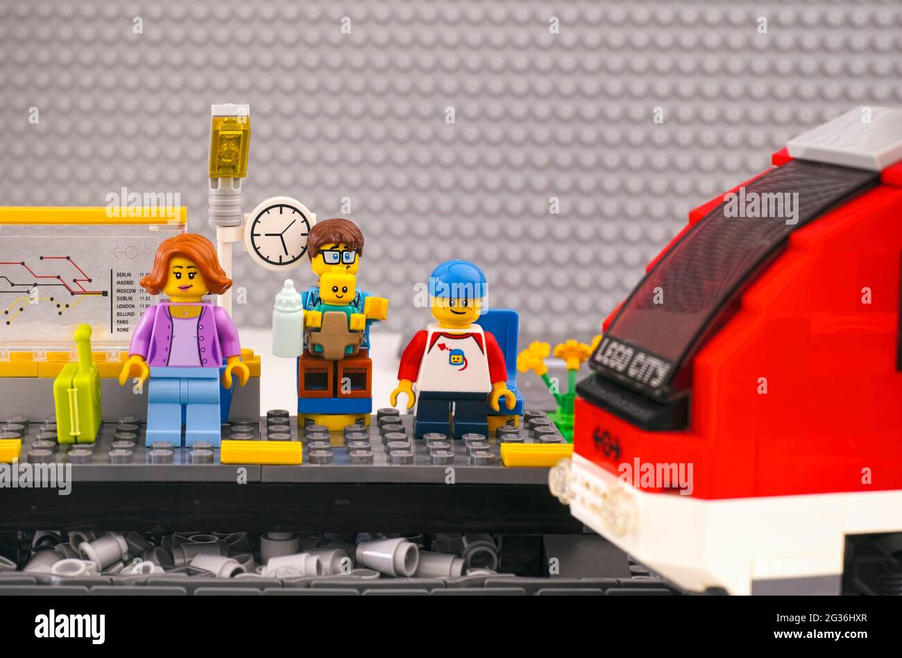Tambow, Russische Föderation - 03. März 2021 Lego Familie steht auf dem  Bahnsteig und wartet auf den kommenden Zug. LEGO graue Grundplatte  Hintergrund Stockfotografie - Alamy