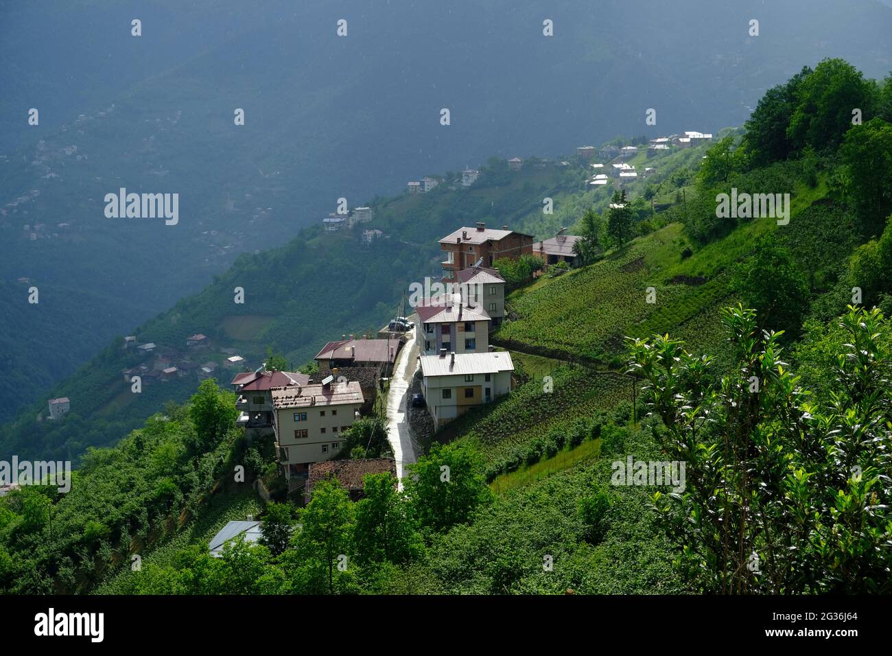 An diesen Hängen wurden die Dörfer im Kreis Çaykara von Trabzon gegründet, die abschüssiges und bergiges Land haben. Stockfoto