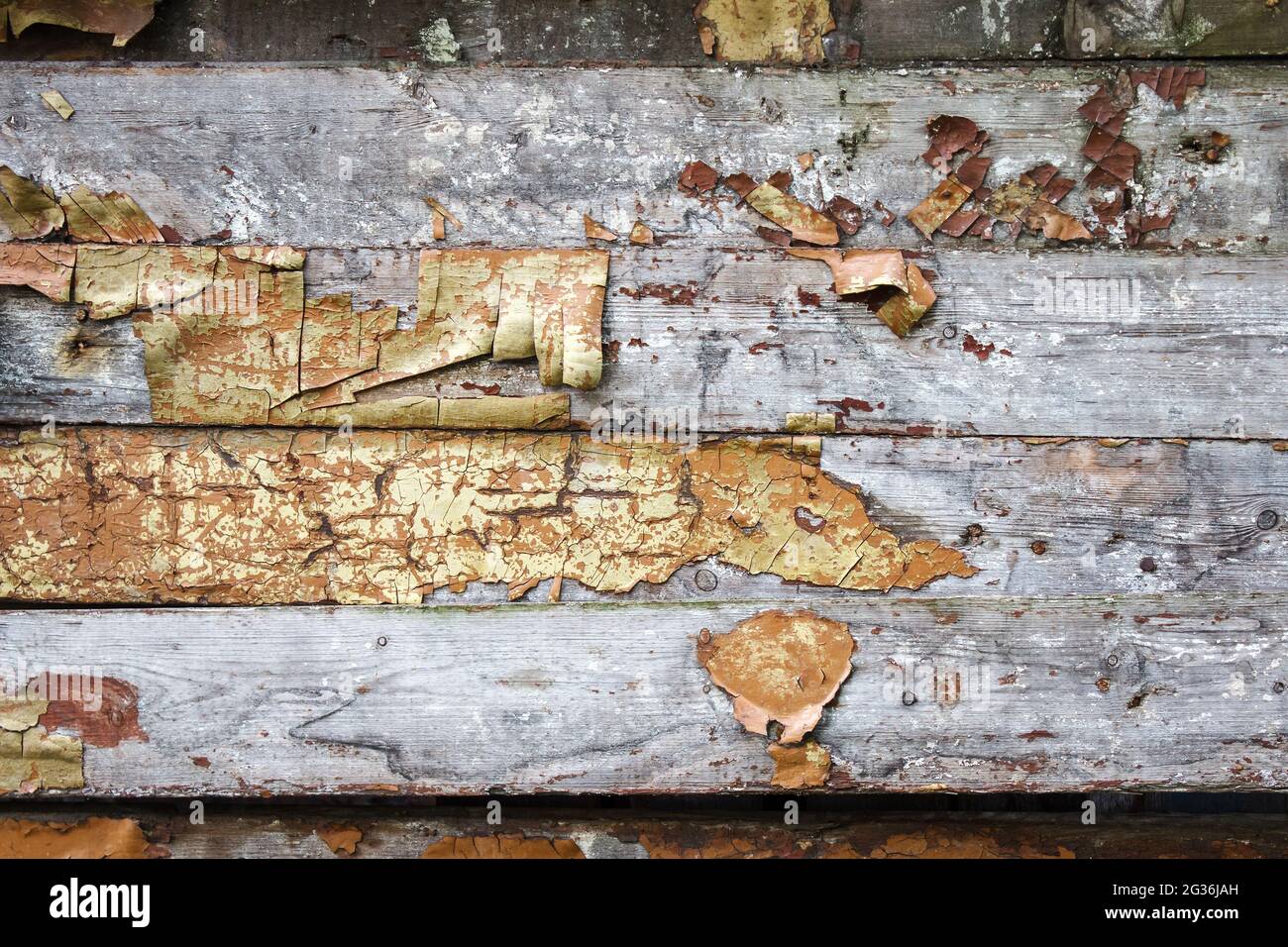 Alte Plankenwand mit rissiger Farbe. Nahaufnahme im Freien. Abstrakter Hintergrund Stockfoto