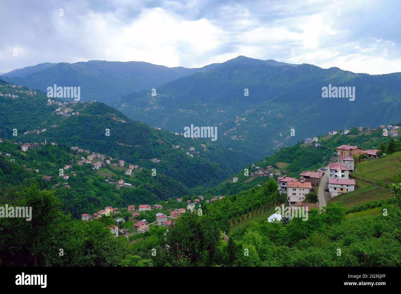 An diesen Hängen wurden die Dörfer im Kreis Çaykara von Trabzon gegründet, die abschüssiges und bergiges Land haben. Stockfoto