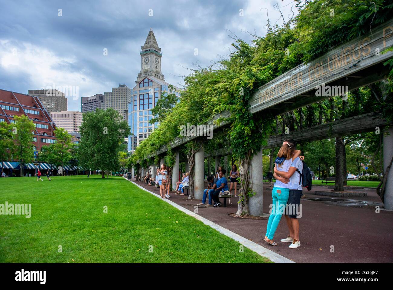 Custom House Tower der Finanzdistrikt vom Christopher Columbus Park, Boston, Massachusetts, USA. Green Grass Park Ground bei Christopher Columbus Stockfoto