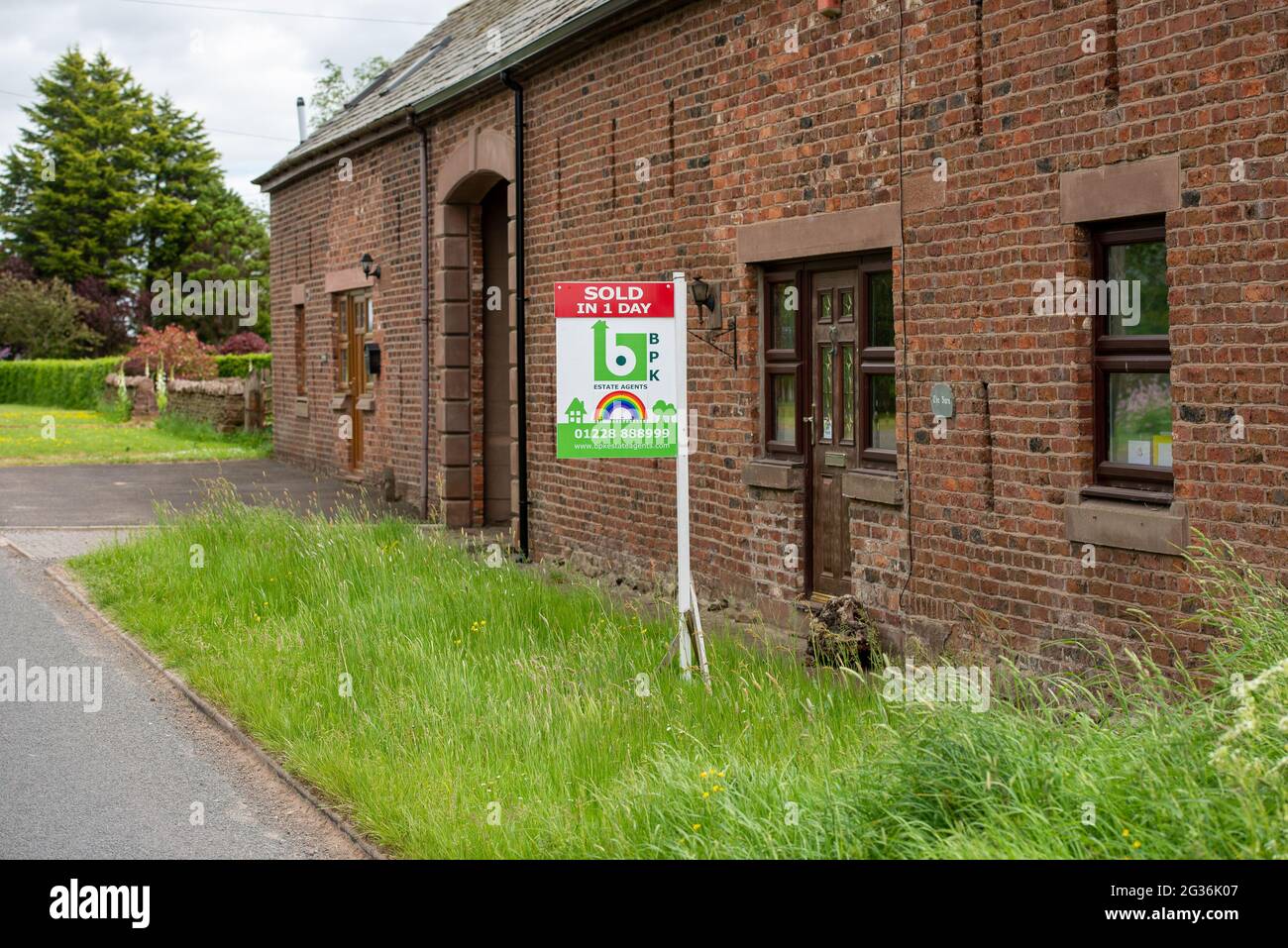 Verkauft agentÕs einem Tag auf einem Schild des Anwesens in der Nähe von Carlisle, Cumbria, Großbritannien Stockfoto