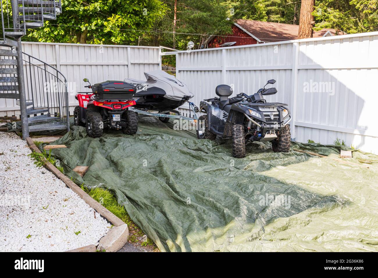 Nahaufnahme eines Geländewagens mit Anhänger. Stockfoto