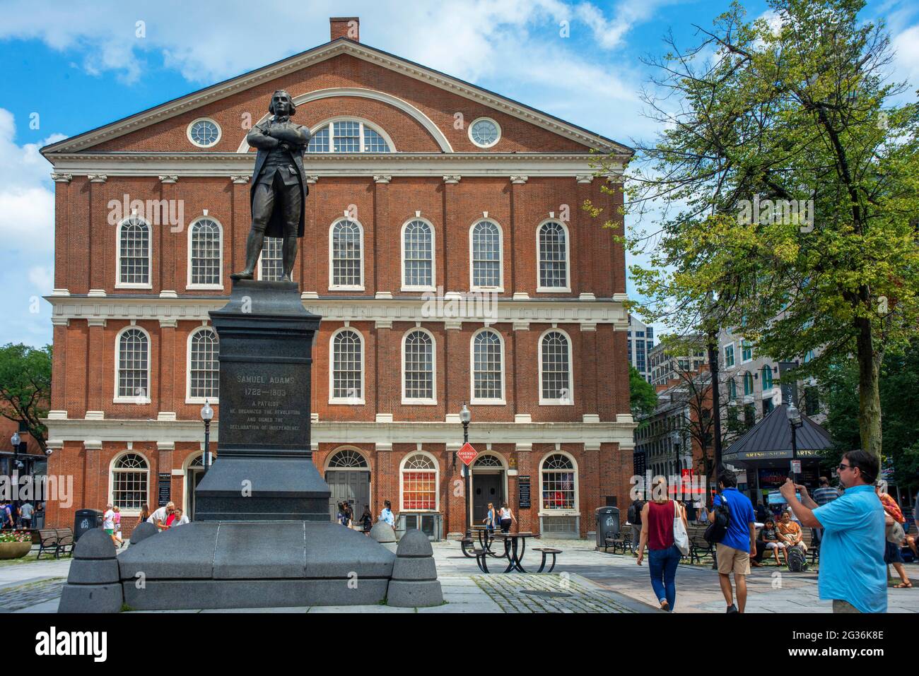 Statue von Samuel Adams vor Faneuil Hall auf dem Freedom Trail in Boston, Massachusetts Stockfoto