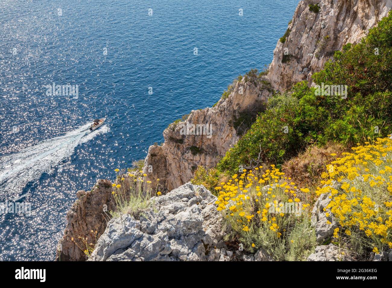 Dugi otok, Kroatien. Schnellboot, das in der Nähe der Lifs segelt Stockfoto