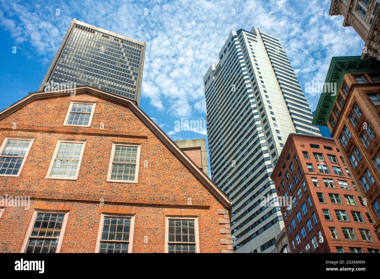 Altes und neues Architekturgebäude an der Ecke der Milk Street und Washington Street im Downtown Crossing-Viertel von Boston, Massachusetts Stockfoto