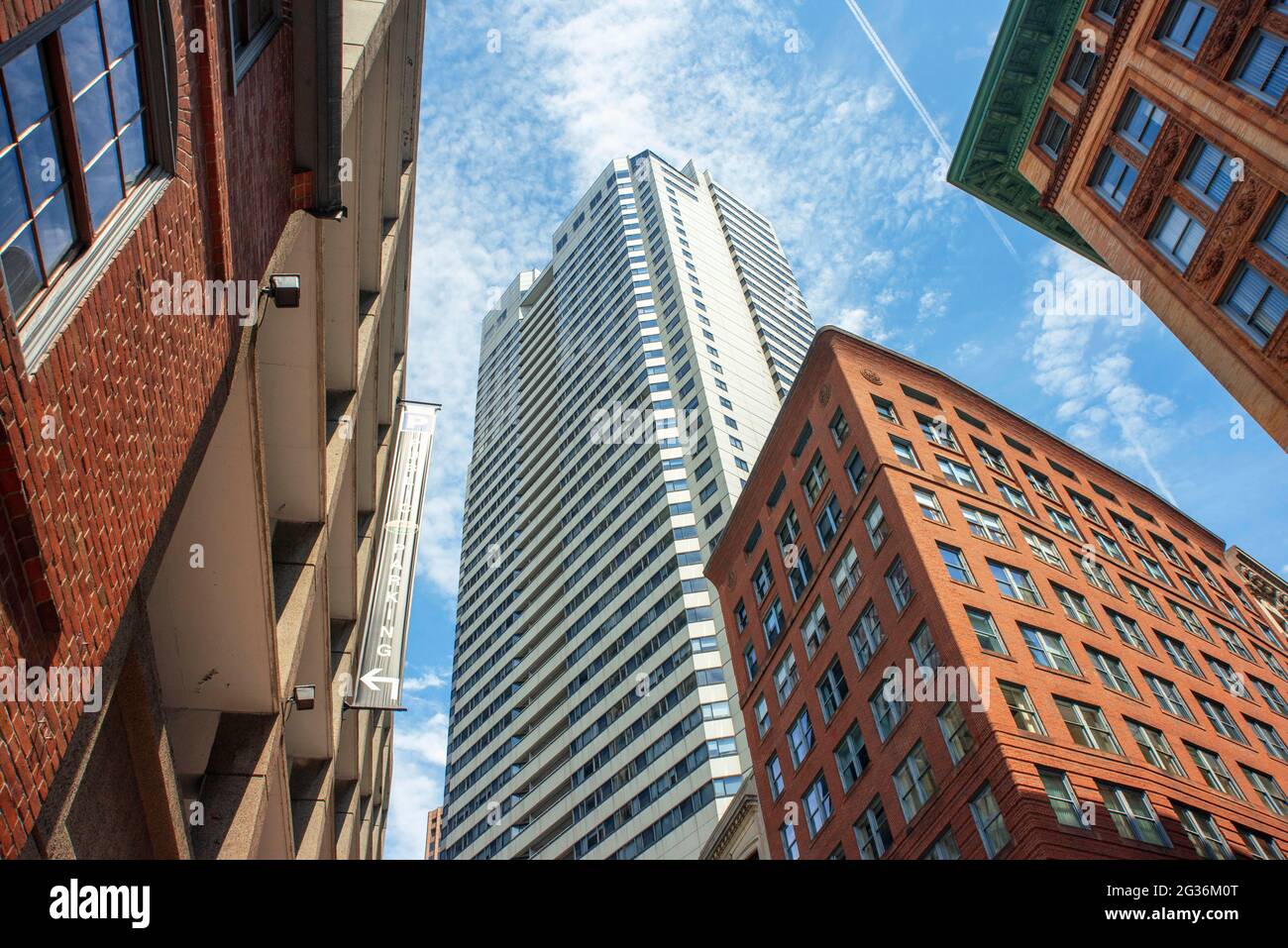 Altes und neues Architekturgebäude an der Ecke der Milk Street und Washington Street im Downtown Crossing-Viertel von Boston, Massachusetts Stockfoto