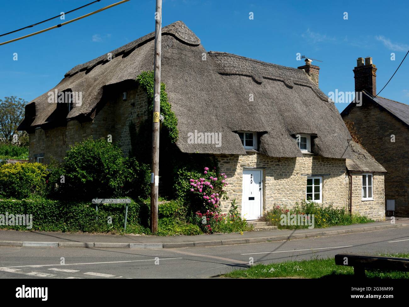 Ein Reethaus in Tackley Village, Oxfordshire, England, Großbritannien Stockfoto