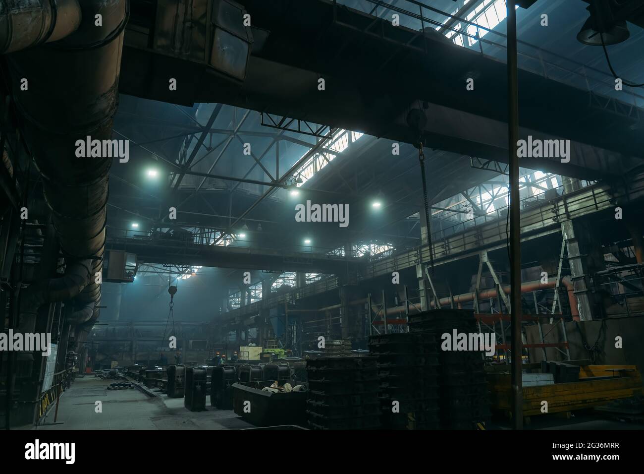 Große industrielle Werkstatt oder Lager mit Stahlwaren und Arbeiter auf metallurgische Fabrik. Stockfoto