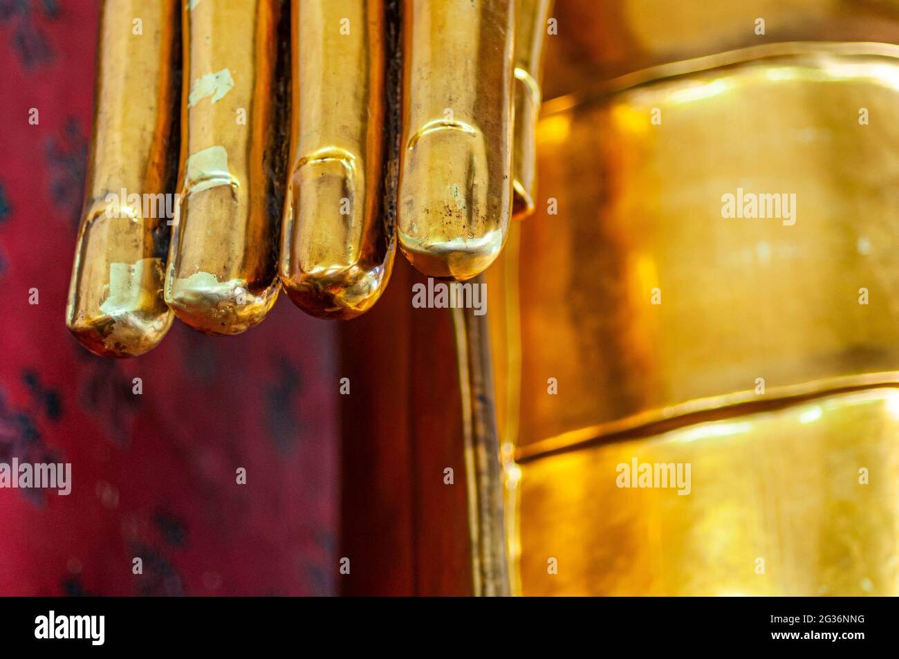 Thailand Buddhismus - eine Nahaufnahme der Blattgold überzogen Finger eines Buddha in Bangkok, Thailand, South East Asia. Stockfoto