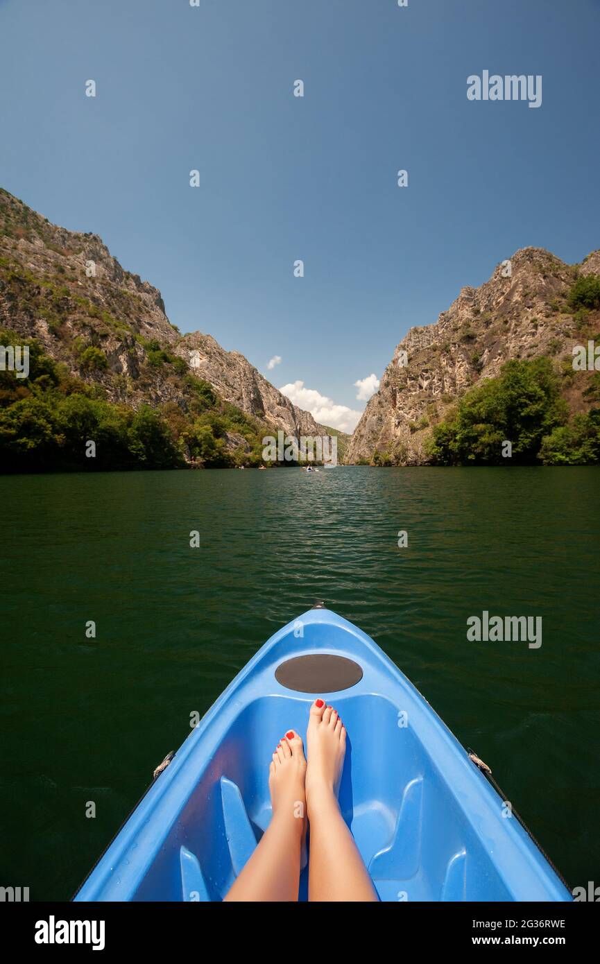 Kajak durch Fluss in Matka Canyon, Mazedonien. Frau Beine in der blauen Kajak Stockfoto