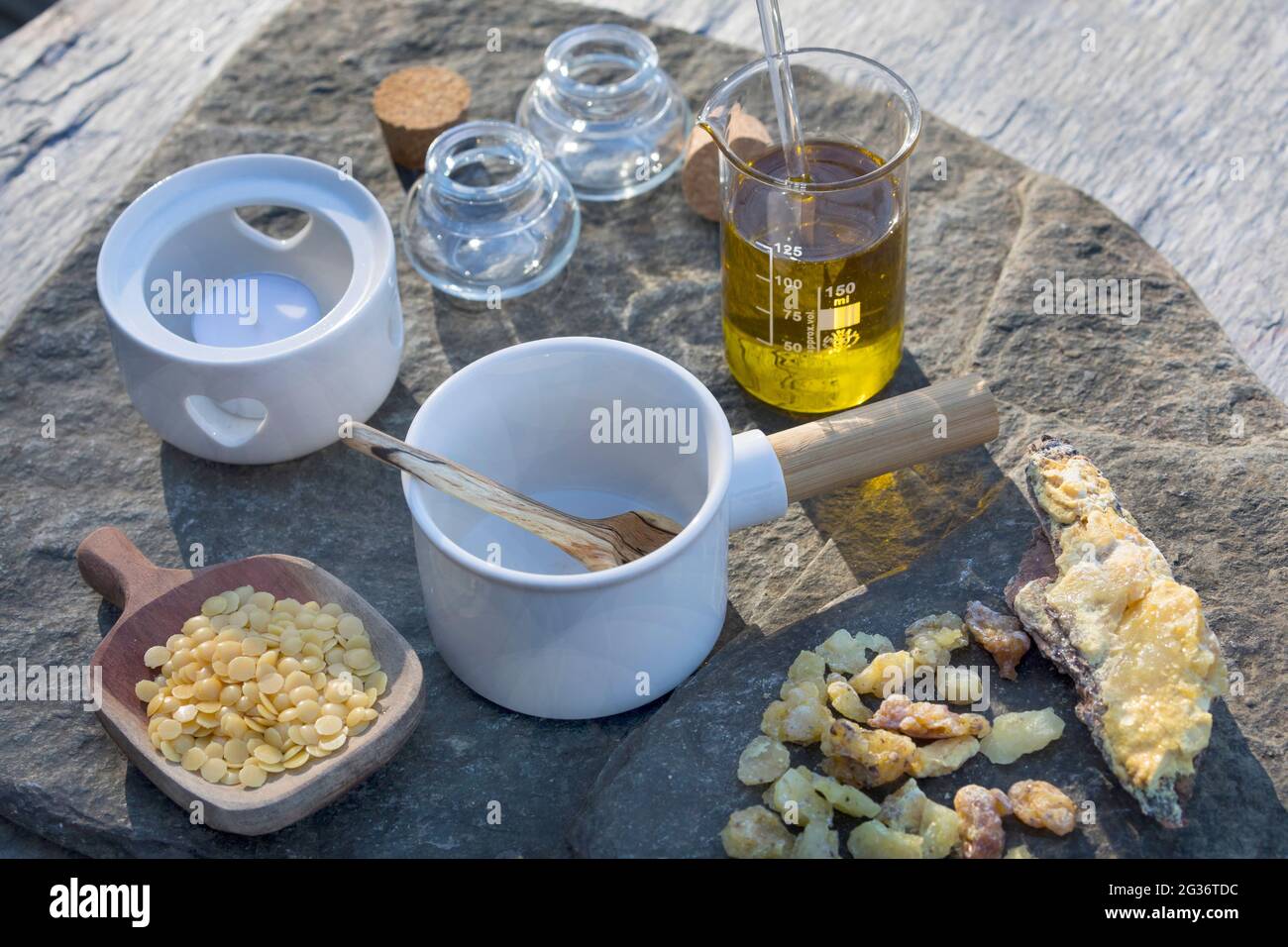 Machen Sie Harzsalbe selbst, Fichtenharz wird zusammen mit Olivenöl und Bienenwachs zu einer heilenden Salbe gerührt Stockfoto