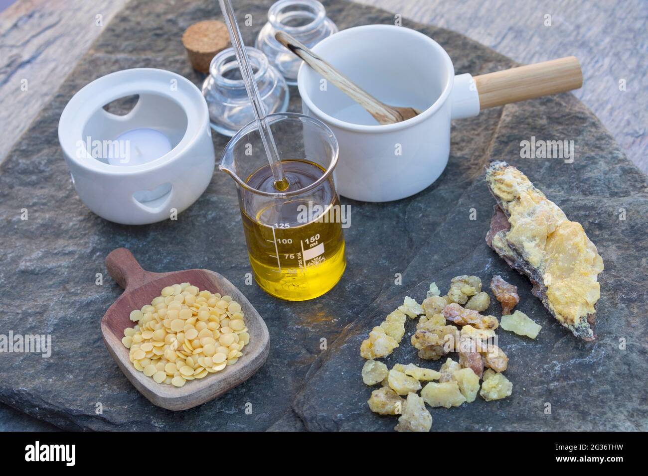 Machen Sie Harzsalbe selbst, Fichtenharz wird zusammen mit Olivenöl und Bienenwachs zu einer heilenden Salbe gerührt Stockfoto