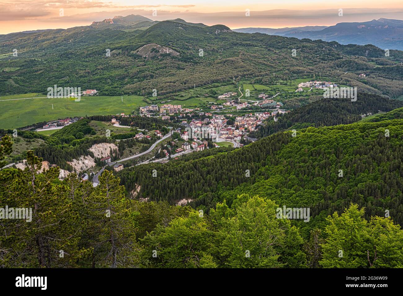 Blick von der Spitze der touristischen Stadt Roccaraso. Roccaraso, Provinz l'Aquila, Abruzzen, Italien, Europa Stockfoto