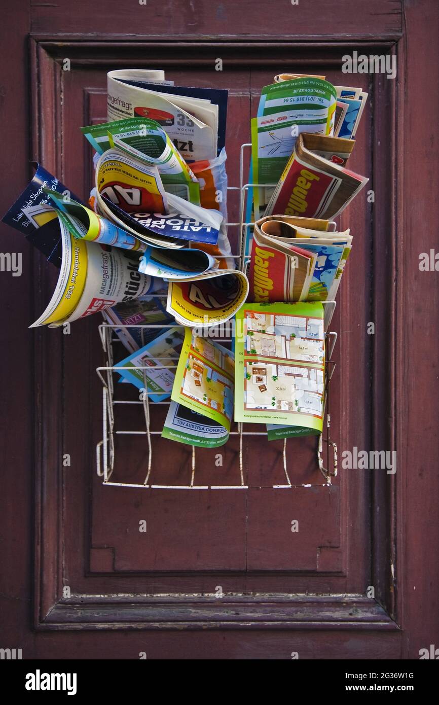 Magazinhalter an einer Holztür Stockfoto