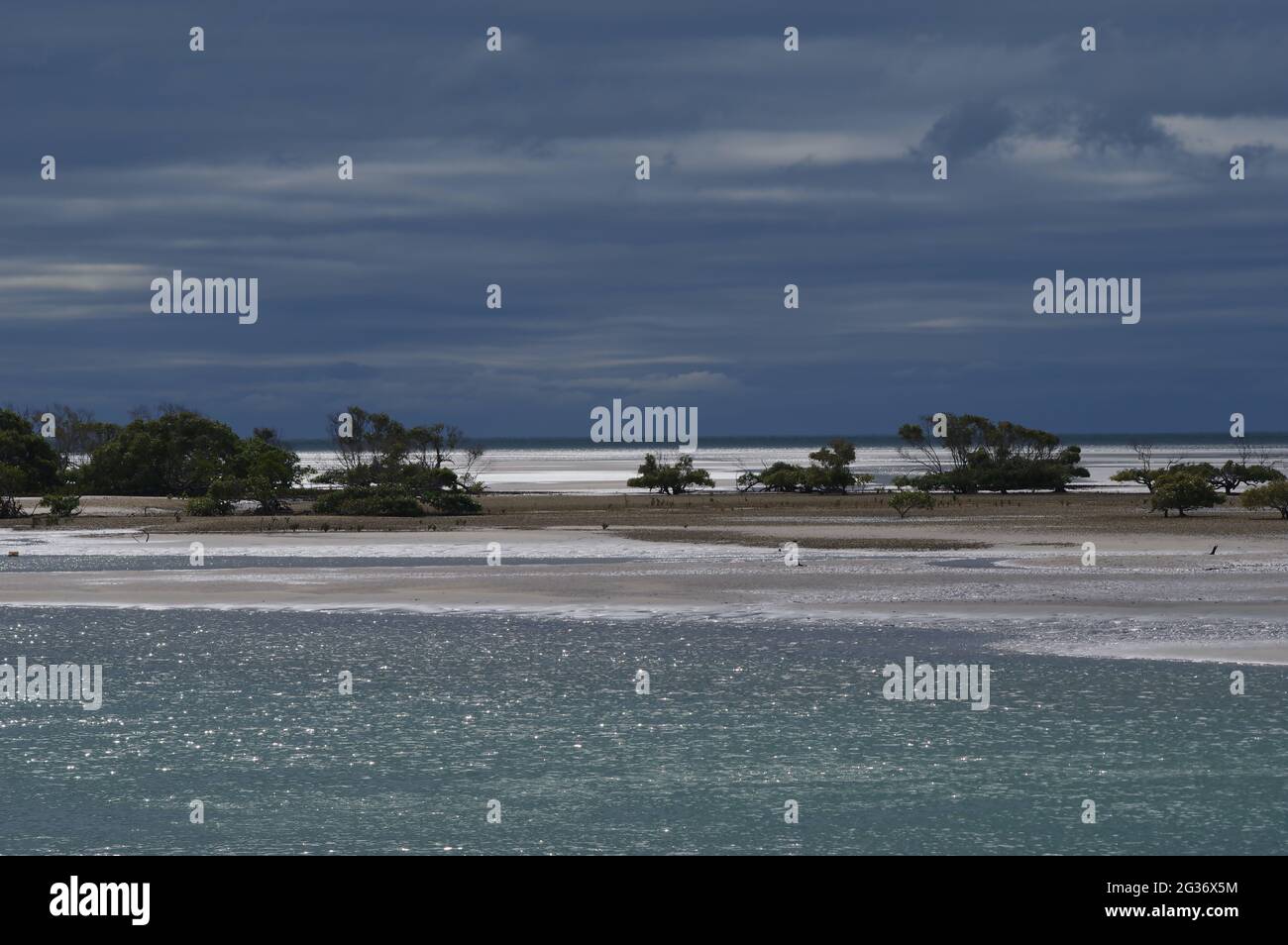Stürmen Sie Wolken über glitzerndem Wasser am Toogoom Beach Stockfoto