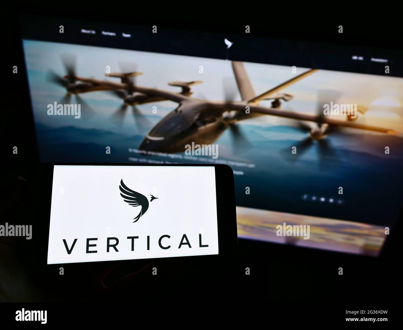 Person, die Mobiltelefon mit dem Logo des britischen Flugzeugunternehmens Vertical Aerospace Ltd auf dem Bildschirm vor der Geschäftswebseite hält. Konzentrieren Sie sich auf die Telefonanzeige. Stockfoto