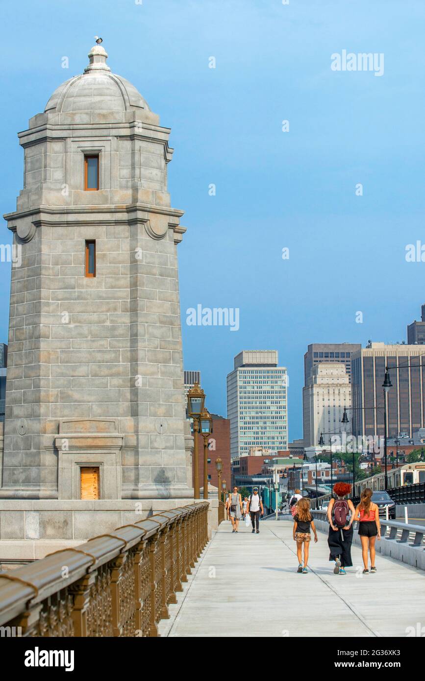 Über die historische Longfellow-Brücke am Charles River mit dem Stadtbild des Wolkenkratzers Boston Downtown an den Bürogebäuden. Boston, Massachusetts, Stockfoto