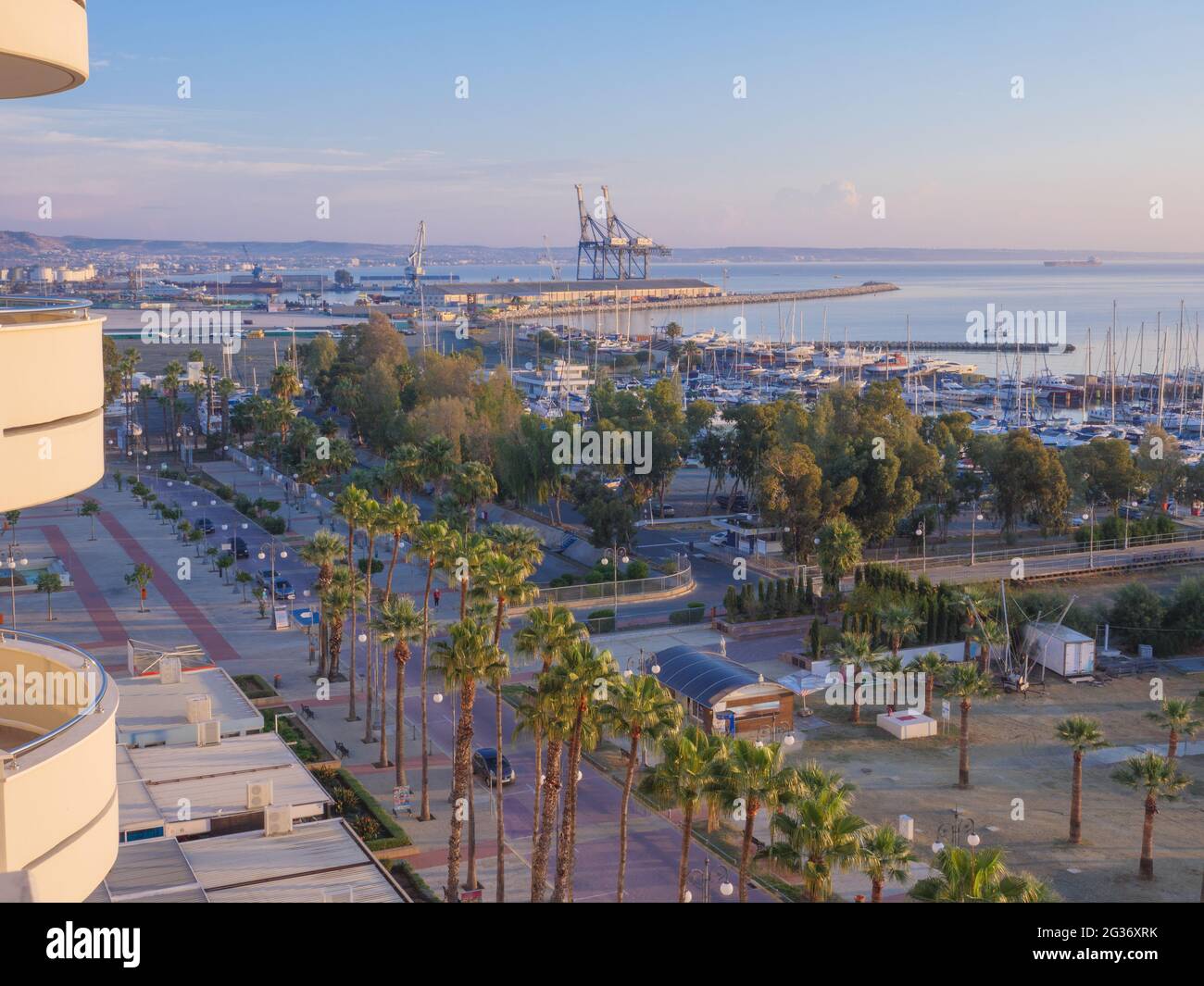 Top Luftbild mit Blick auf die Finikoudes Palmenpromenade und den Hafen mit Booten und Yachten im Mittelmeer der Altstadt von Larnaca. Stockfoto