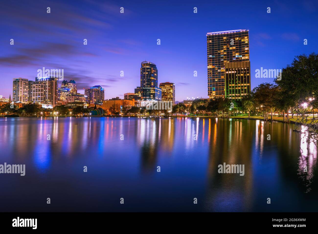Nachtsilhouette von Orlando, Florida, mit Lake Eola im Vordergrund Stockfoto