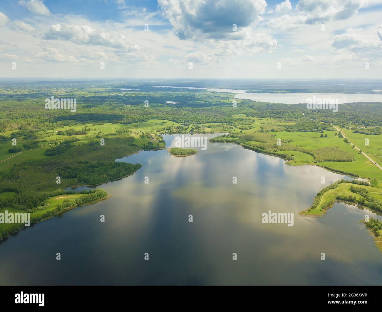 Schöne Landschaft auf den Braslav Seen von einer Drohne an einem sonnigen Tag mit einem Himmel mit Wolken, Weißrussland Stockfoto