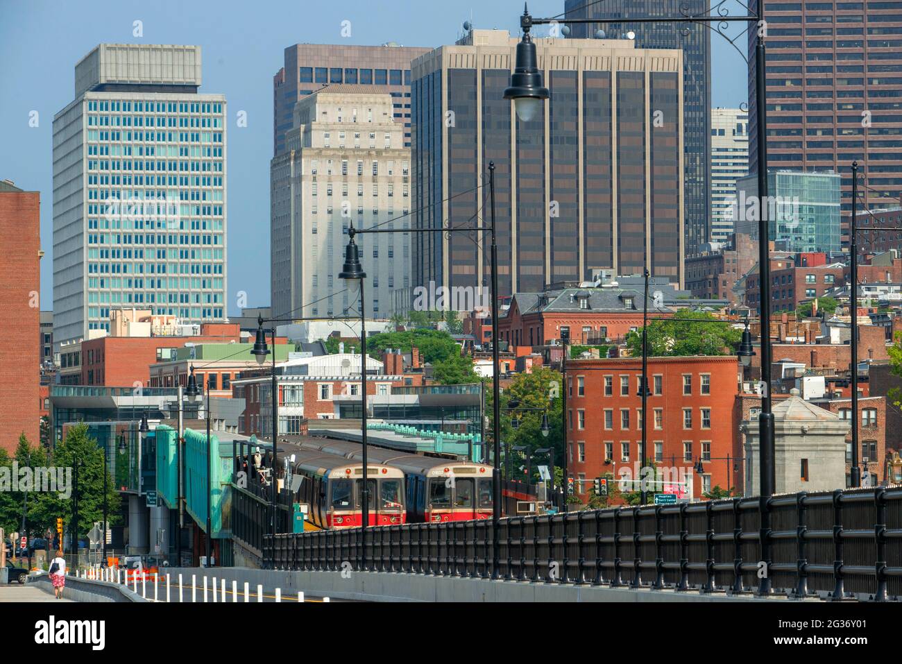 Boston MBTA rote Linie U-Bahn-Zug auf der Longfellow Brücke, wie es Charles MGH Station Boston, Massachusetts, USA einfährt Stockfoto