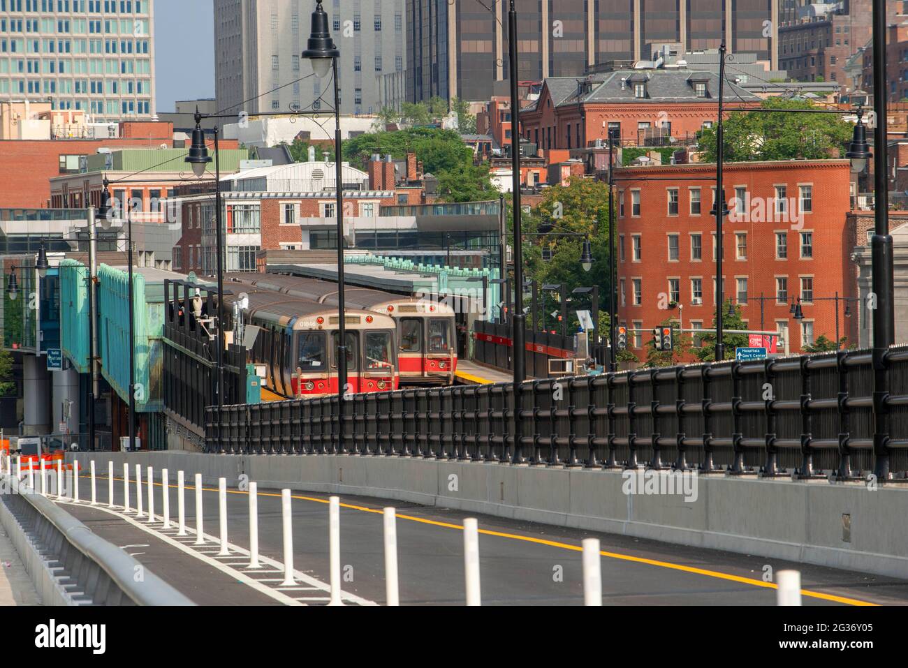 Boston MBTA rote Linie U-Bahn-Zug auf der Longfellow Brücke, wie es Charles MGH Station Boston, Massachusetts, USA einfährt Stockfoto