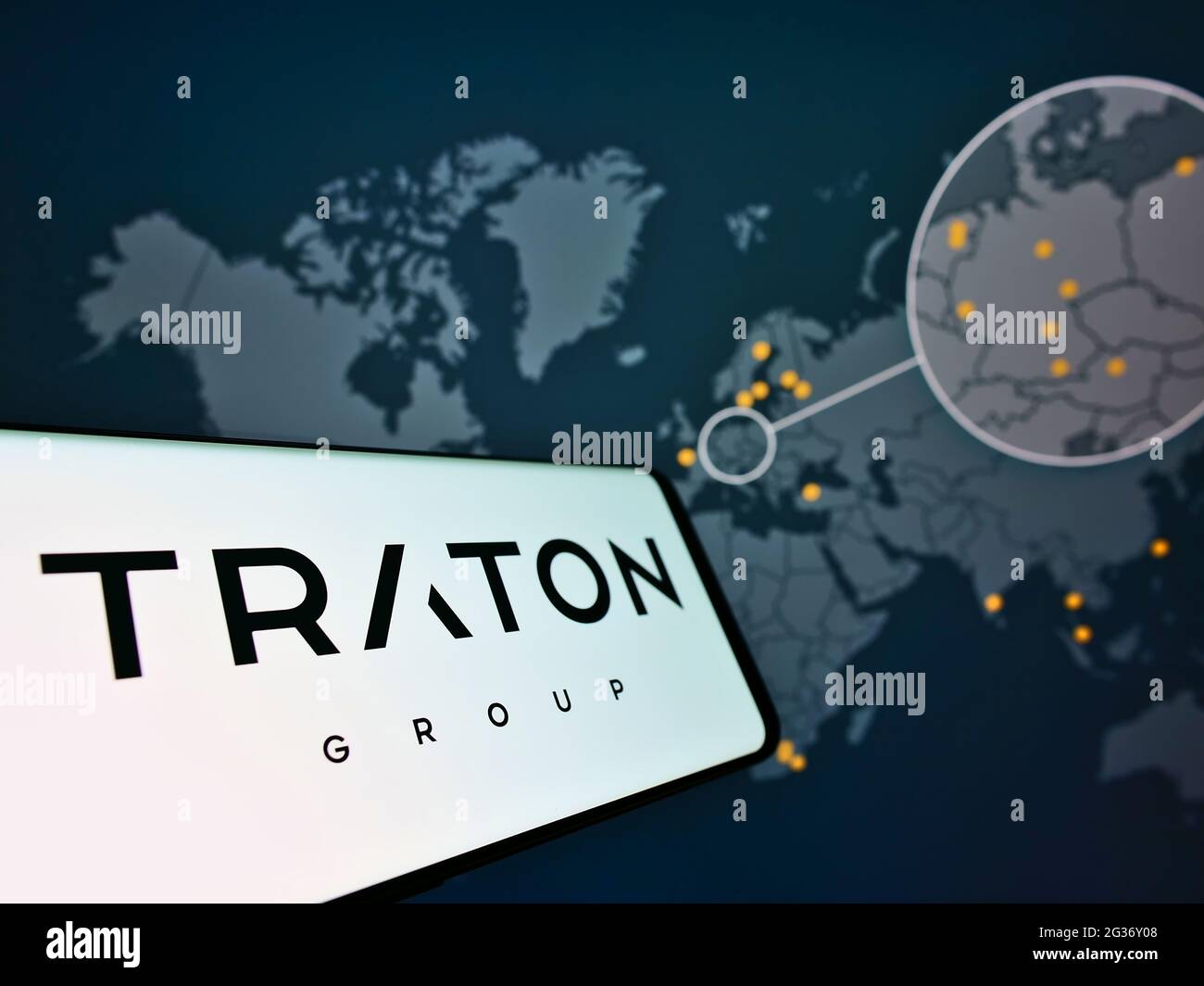 Mobiltelefon mit Business-Logo des deutschen Nutzfahrzeugherstellers TRATON SE auf dem Bildschirm vor der Website. Konzentrieren Sie sich auf die Mitte des Telefondisplays. Stockfoto