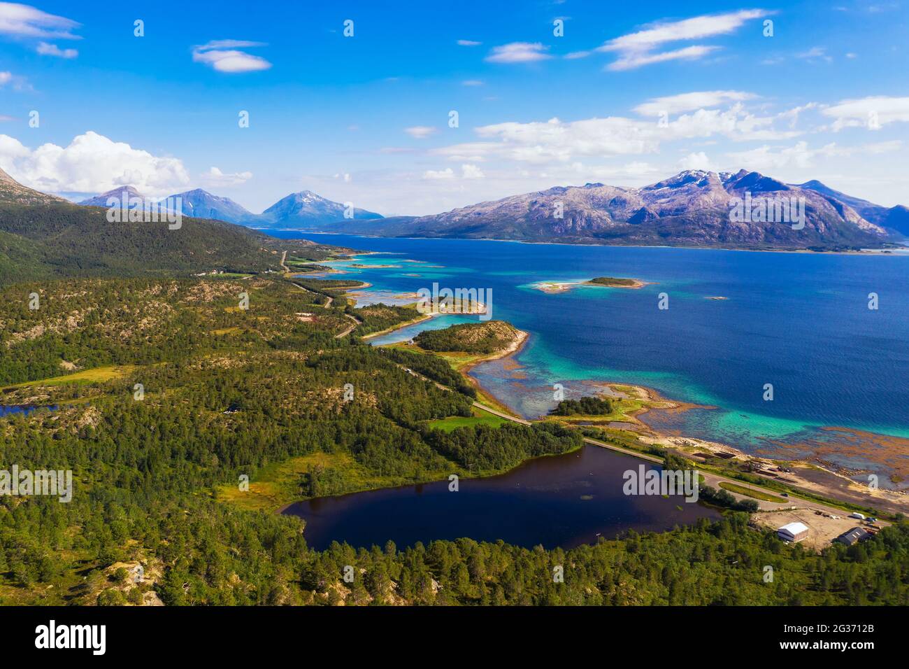 Luftlandschaft der Lofoten-Inseln in Norwegen mit Bergen und Fjorden Stockfoto