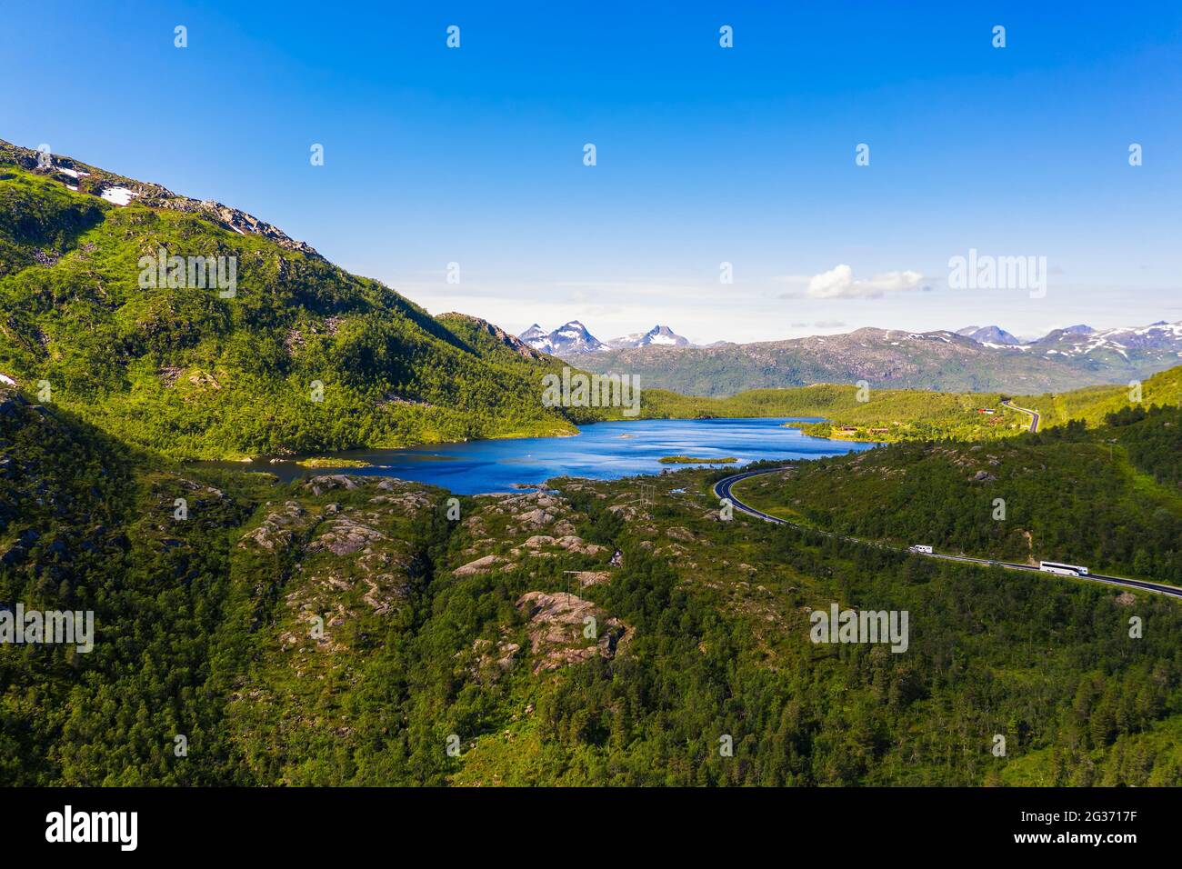 Luftaufnahme von Wäldern und einem See auf den Lofoten-Inseln, Norwegen Stockfoto