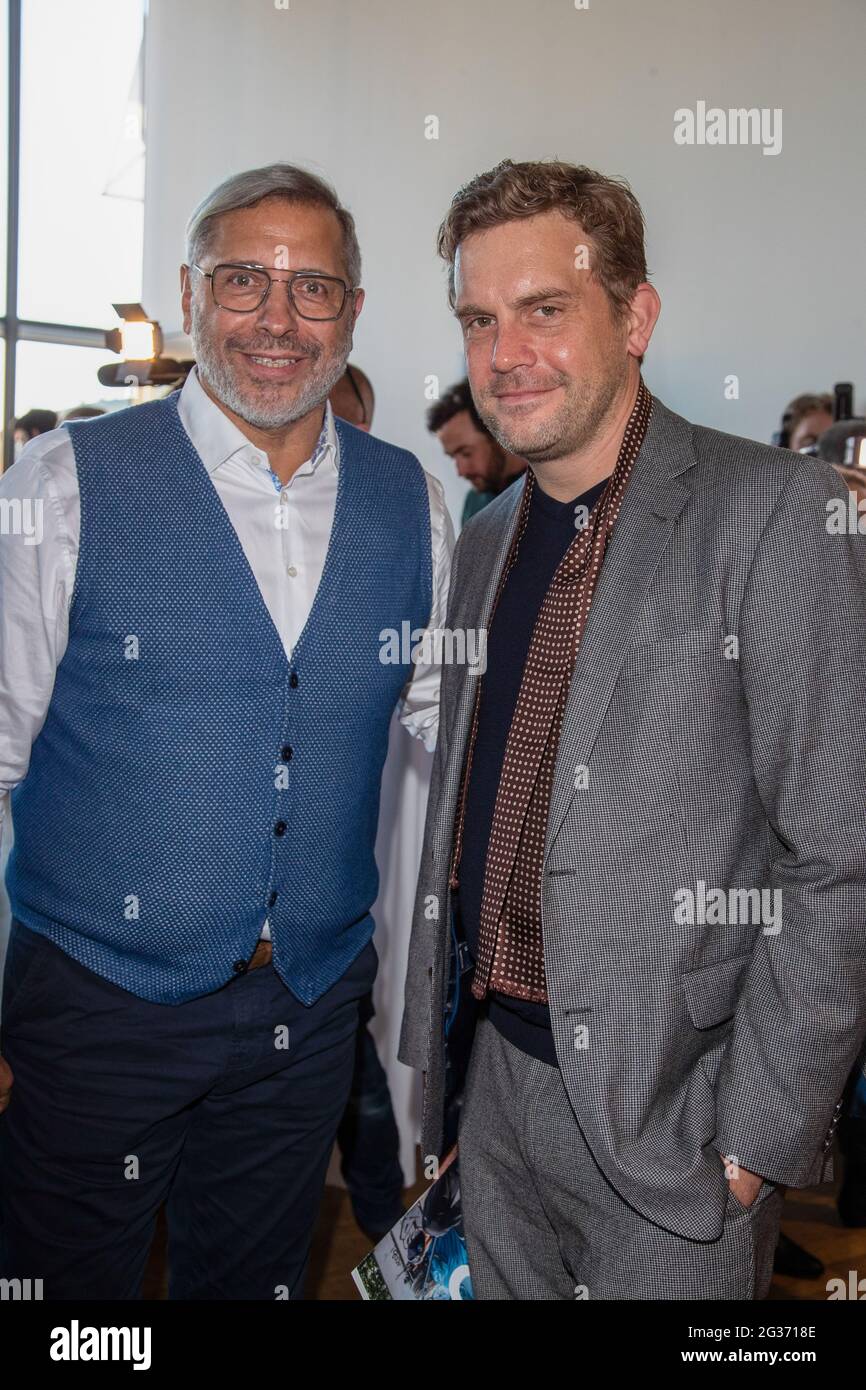 Schauspieler Sebastian Bezzel mit dem fruheren Nationalspieler und heutogen Theaterschauspieler Jimmy Hartwig beim BR Filmbrunch 2020 im Münchner Literaturhaus am 17. Januar 2020. * Jimmy Hartwig und Sebastian Bezzel beim BR Filmbrunch 2020 im Literaturehaus München am 17. Januar 2020. (Foto von Alexander Pohl/Sipa USA) Stockfoto