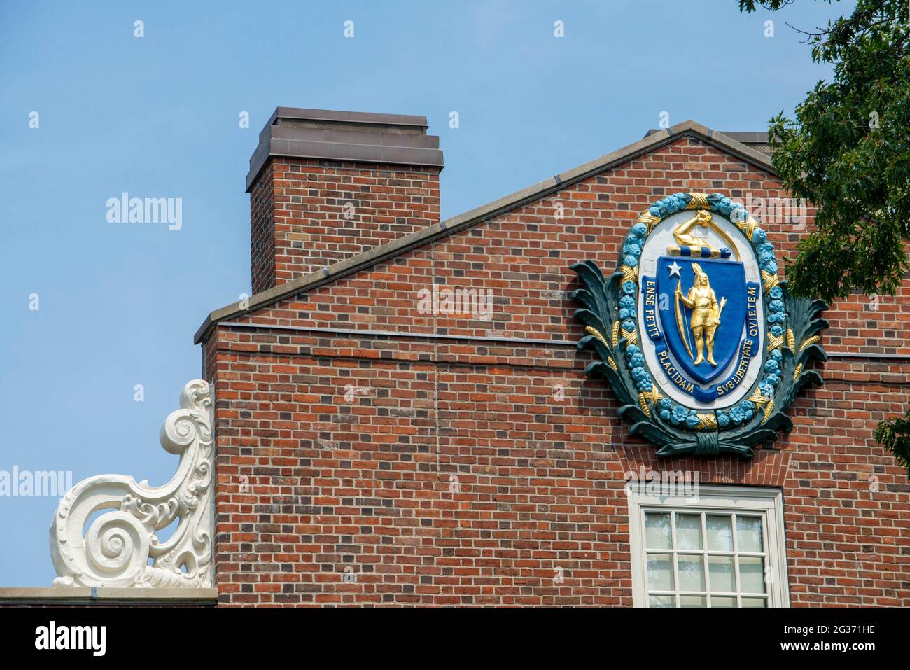 Leverett House-Schilderflagge an der Harvard Campus University entlang des Charles River, Cambridge, Boston, MA Inschrift, ense Petit placidam sub libertate quiet Stockfoto