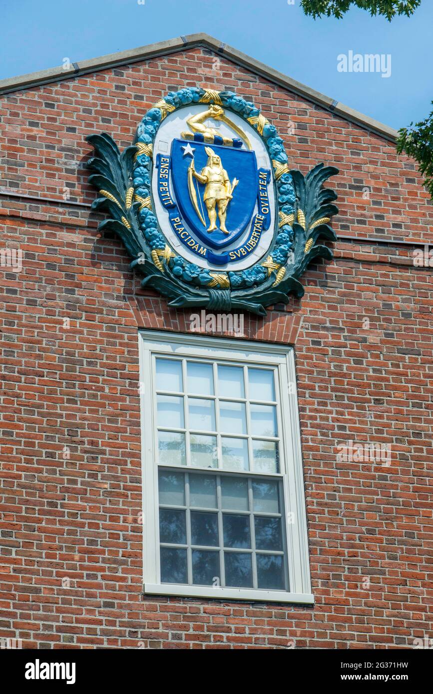 Leverett House-Schilderflagge an der Harvard Campus University entlang des Charles River, Cambridge, Boston, MA Inschrift, ense Petit placidam sub libertate quiet Stockfoto