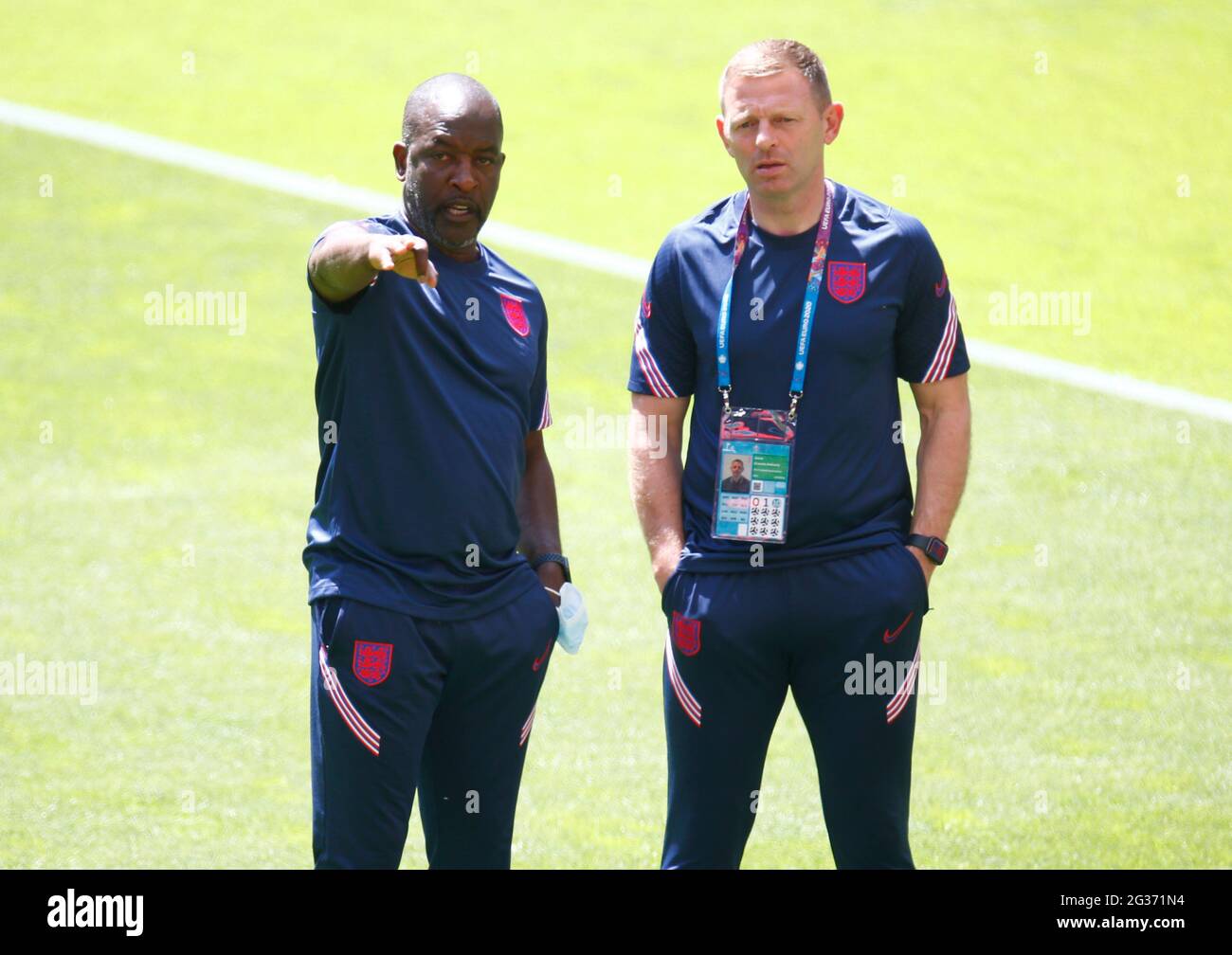 WEMBLEY, Großbritannien, 13. JUNI: L-R Chris Powell und Graeme Jones aus England während der Europameisterschaft der Gruppe D zwischen England und Kroatien in Wem Stockfoto