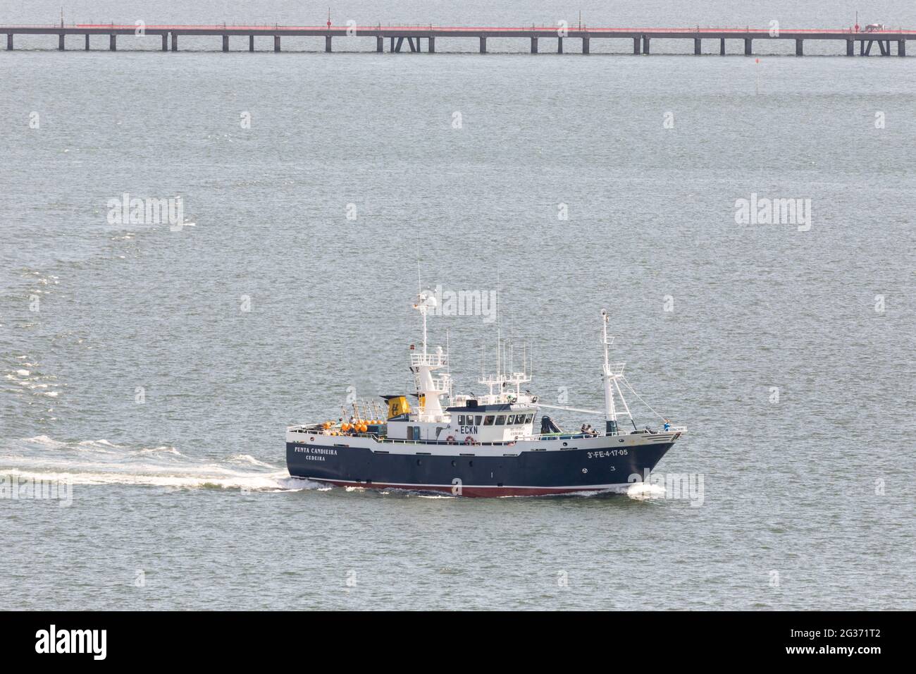 Cork Harbour, Cork, Irland. Juni 2021. Der spanische Trawler Punta Candieira verlässt Cobh, Co. Cork, nachdem er am 31. Mai zuletzt wegen illegaler Fischerei von dem Marineschiff LÉ Róisín 95 Seemeilen vor Mizen Head verhaftet wurde. Die Besitzer eines in Spanien registrierten Fischereifahrzeugs wurden vom Bezirksgericht in Midleton angewiesen, eine Kaution von 170 000 Personen zu zahlen, bevor der Trawler freigelassen werden konnte. - Credit; David Creedon / Alamy Live News Stockfoto