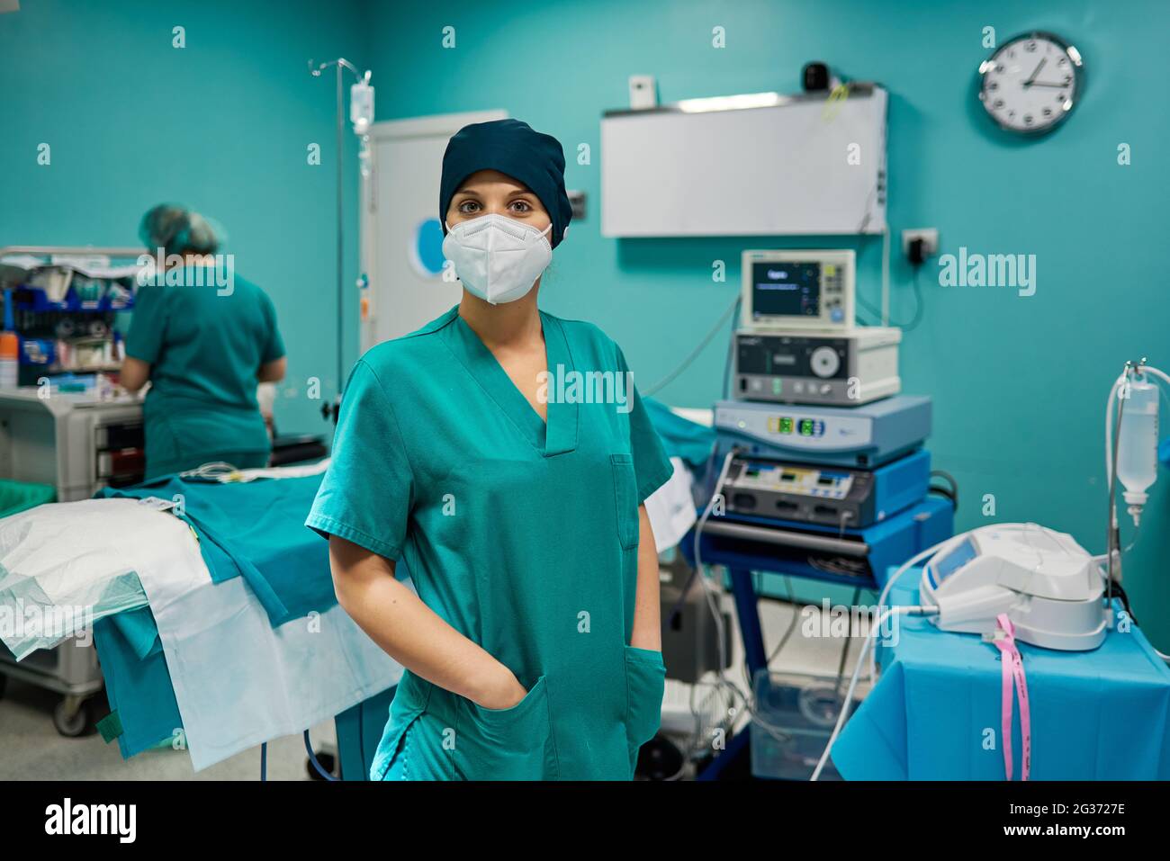 Chirurg in Uniform und Atemmaske in der Klinik Stockfoto