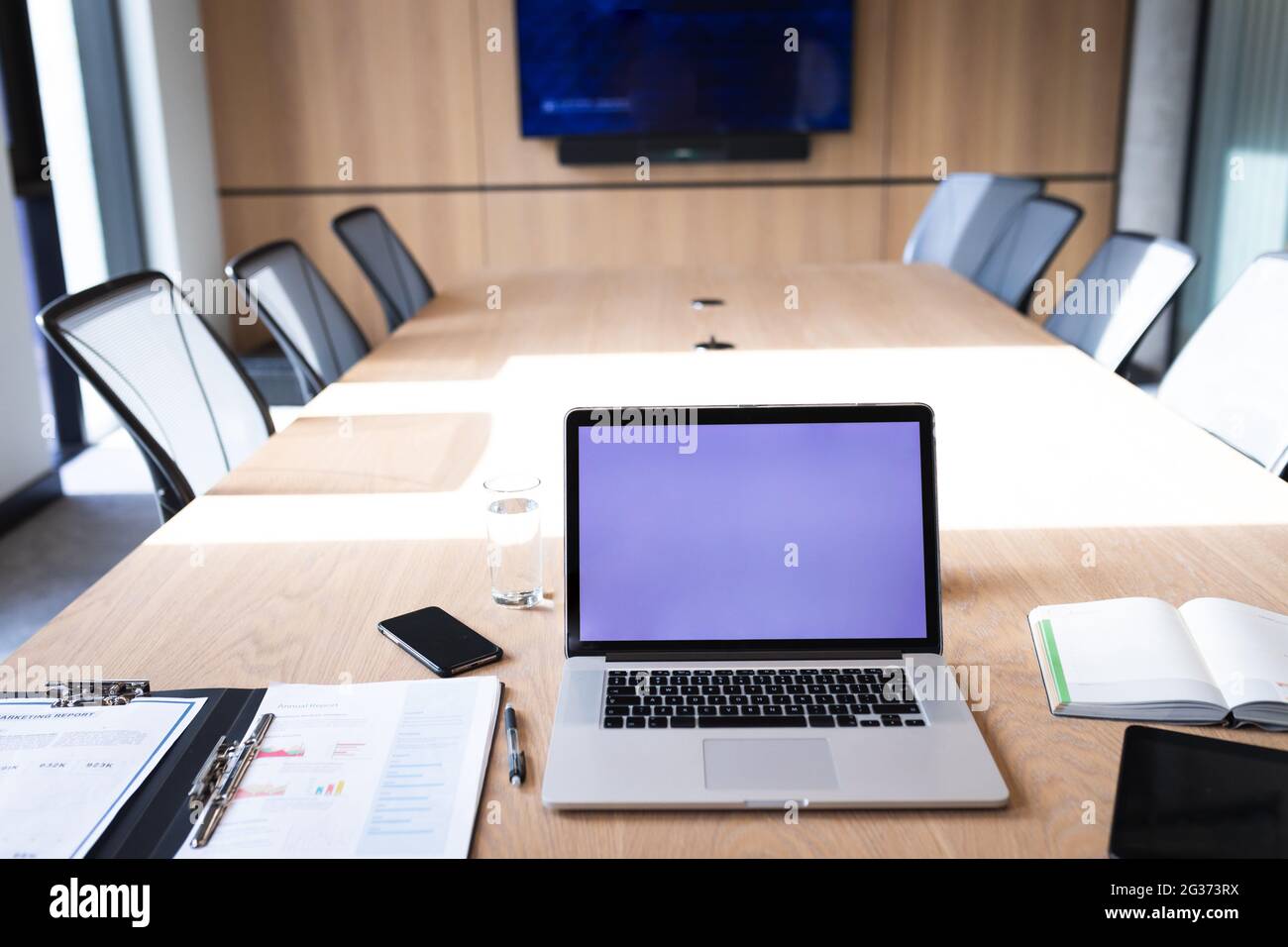 Blick auf Laptop und Büroausstattung auf Holztisch im Tagungsraum im modernen Büro Stockfoto