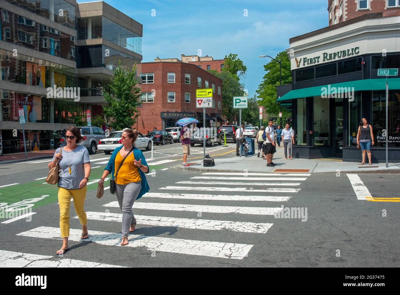 Crosswalk und Geschäfte in der Nähe der Harvard University und des Harvard Square, Cambridge, Boston, Massachusetts, USA Stockfoto