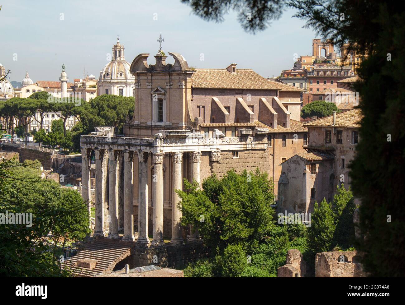 Der Tempel von Antoninus & Faustina, im Forum, Rom, Italien Stockfoto