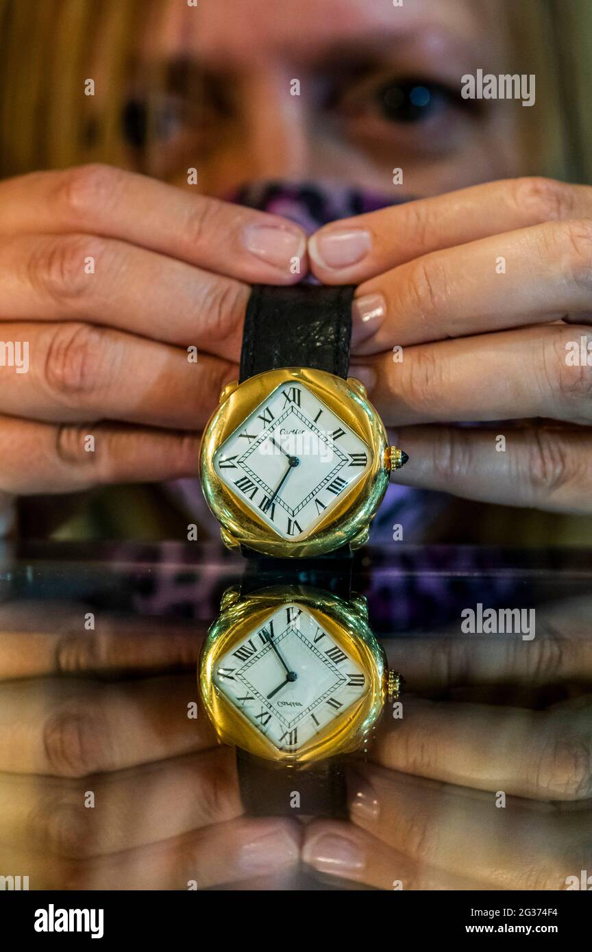 London, Großbritannien. Juni 2021. Cartier Pebble ‘Turtle' Armbanduhr, Schätzung £150,000-200,000 - Vorschau auf den Juni Fine Watches Sale in Bonhams, New Bond Street, London. Der Verkauf selbst findet am 16. Juni statt. Kredit: Guy Bell/Alamy Live Nachrichten Stockfoto