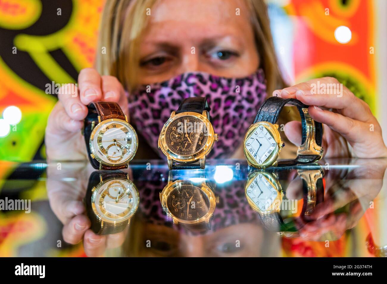 London, Großbritannien. Juni 2021. Eine George Daniels Millennium Armbanduhr, Schätzung £250,000-300,000, mit einem feinen Patek Philippe Minutenrepetierungs-Kalender Ref 5074R-001, Schätzung £300,000-400,000 und Cartier Pebble ‘Turtle' Armbanduhr, Schätzung £150,000-200,000 - Vorschau auf den Juni Fine Watches Sale in Bonhams, New Bond Street, London. Der Verkauf selbst findet am 16. Juni statt. Kredit: Guy Bell/Alamy Live Nachrichten Stockfoto