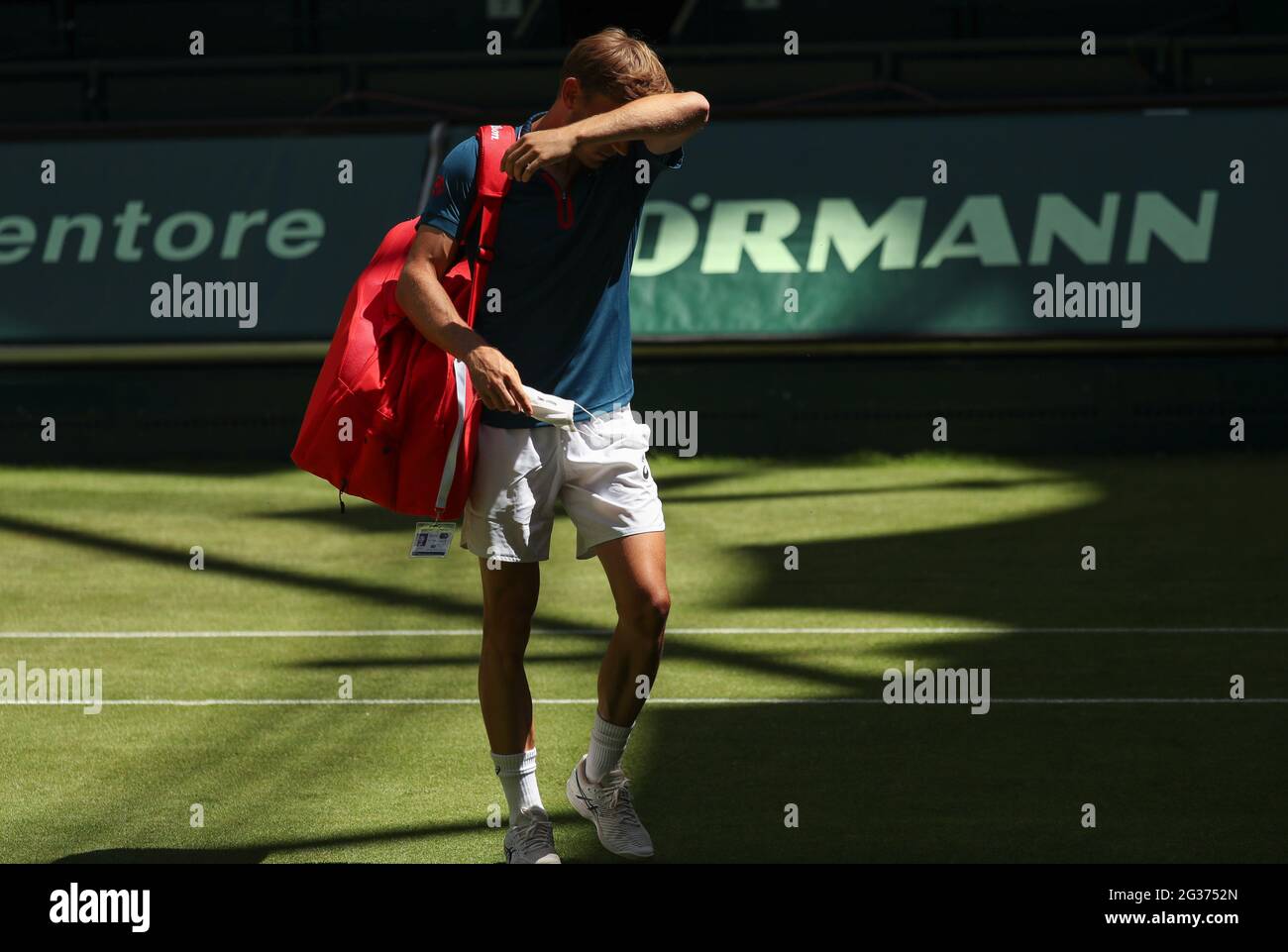 Halle, Deutschland. Juni 2021. Tennis: ATP Tour Singles, Herren, 1. Runde, Goffin (Belgien) - Moutet (Frankreich). David Goffin hält sich den Kopf fest. Quelle: Friso Gentsch/dpa/Alamy Live News Stockfoto