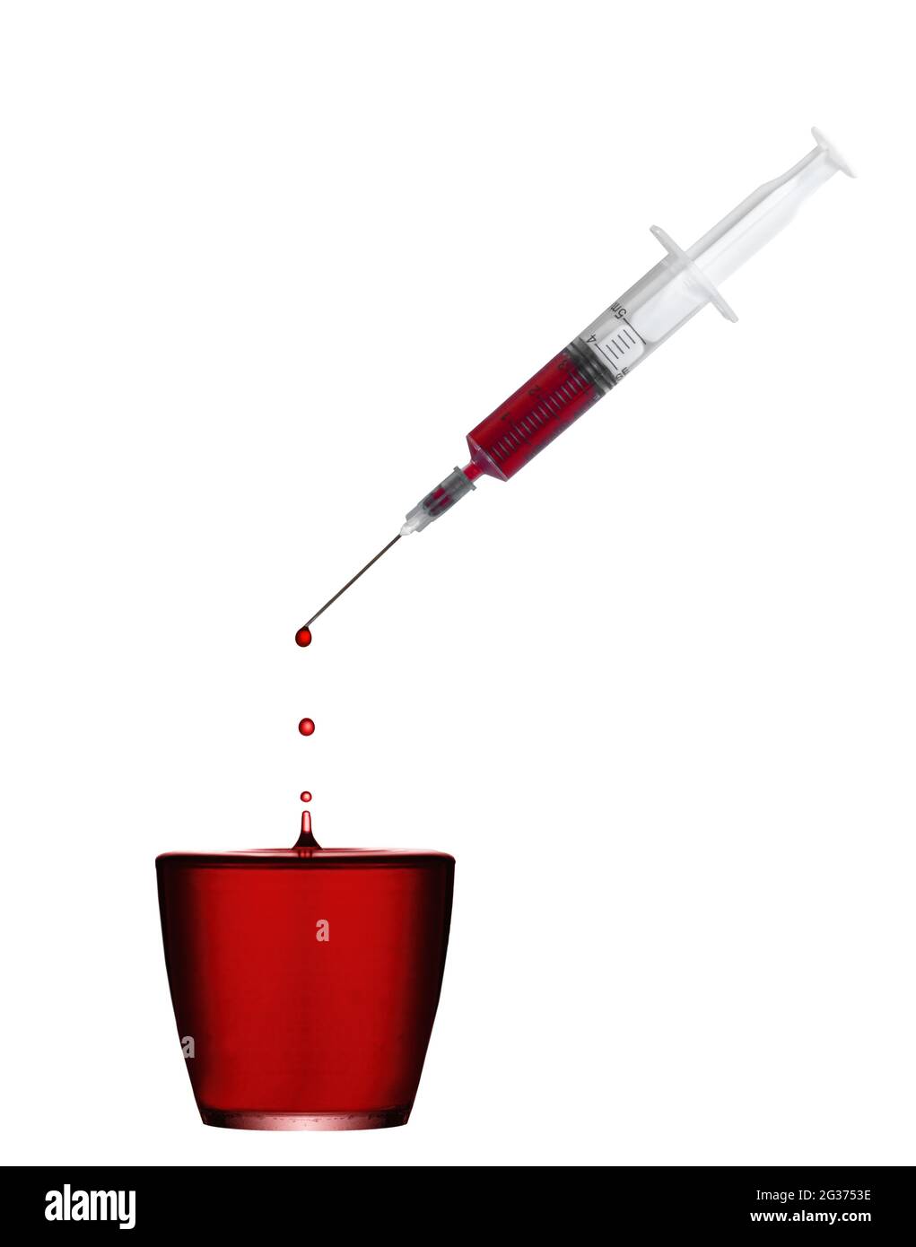 Eine einmal-Spritze mit Blut und Tröpfchen, die in einen vollen Behälter fallen. Konzept. Stockfoto