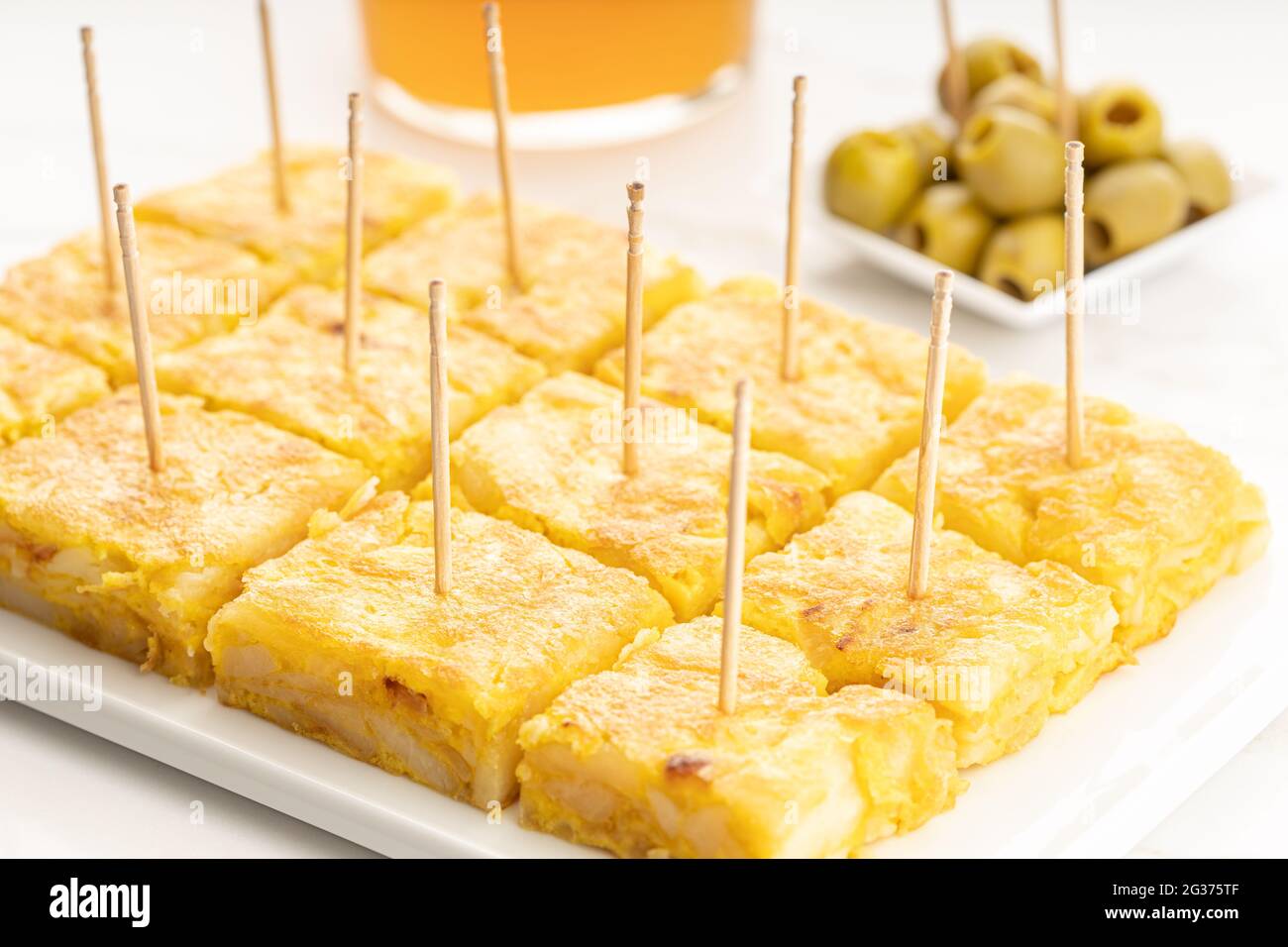 Spanische Kartoffel-Omelette-Vorspeise, genannt spanische Tortilla, auf einem Marmortisch. Typisch spanische Tapa Stockfoto
